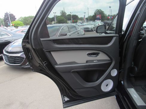 Used 2022 Bentley Bentayga AWD/4WD image 14