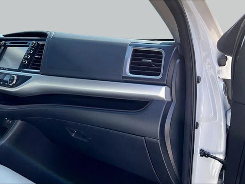 Used 2018 Toyota Highlander Plus FWD image 17