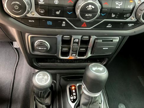 Used 2025 Jeep Wrangler Sahara image 30