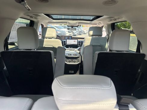 Used 2025 Ford Expedition Platinum w/ Driver's Package AWD/4WD image 14