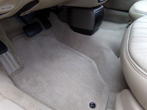 Used 2001 Lincoln Continental image 24