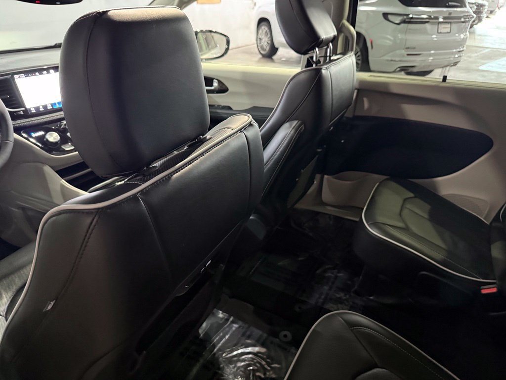 Used 2024 Chrysler Pacifica Limited AWD/4WD image 30
