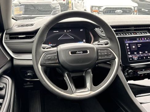Used 2023 Jeep Grand Cherokee Laredo AWD/4WD image 26