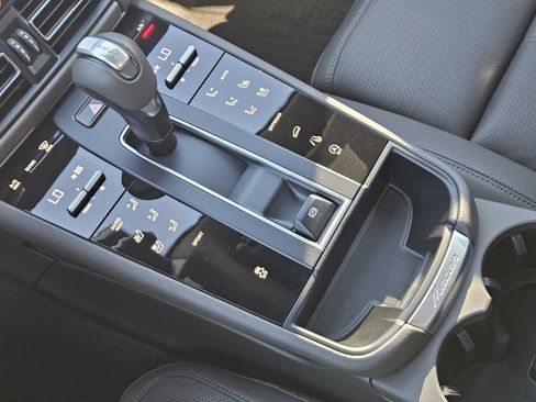Certified 2025 Porsche Macan image 20
