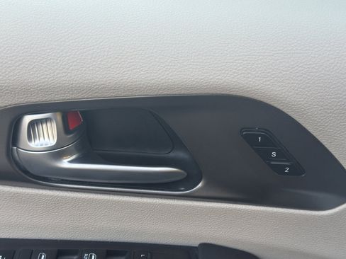 Used 2024 Chrysler Pacifica Touring-L image 18