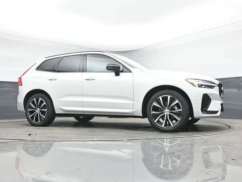 Used 2023 Volvo XC60 B5 Plus FWD image 10
