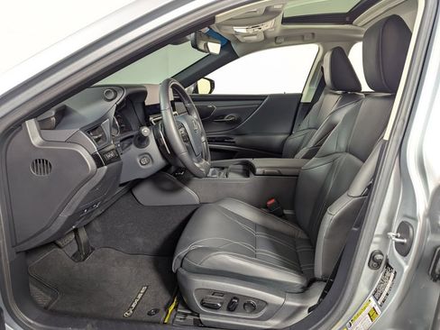 Used 2025 Lexus ES 300h Ultra Luxury w/ Accessory Package (Z1) image 4