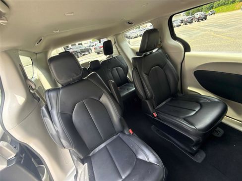 Used 2023 Chrysler Pacifica Touring-L FWD image 31