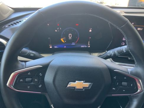 Used 2025 Chevrolet Trax LT w/ LT Convenience Package FWD image 13