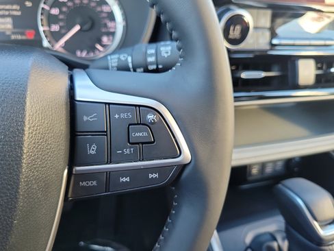 Used 2025 Toyota Highlander LE image 16