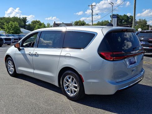 New 2026 Chrysler Pacifica Select image 4