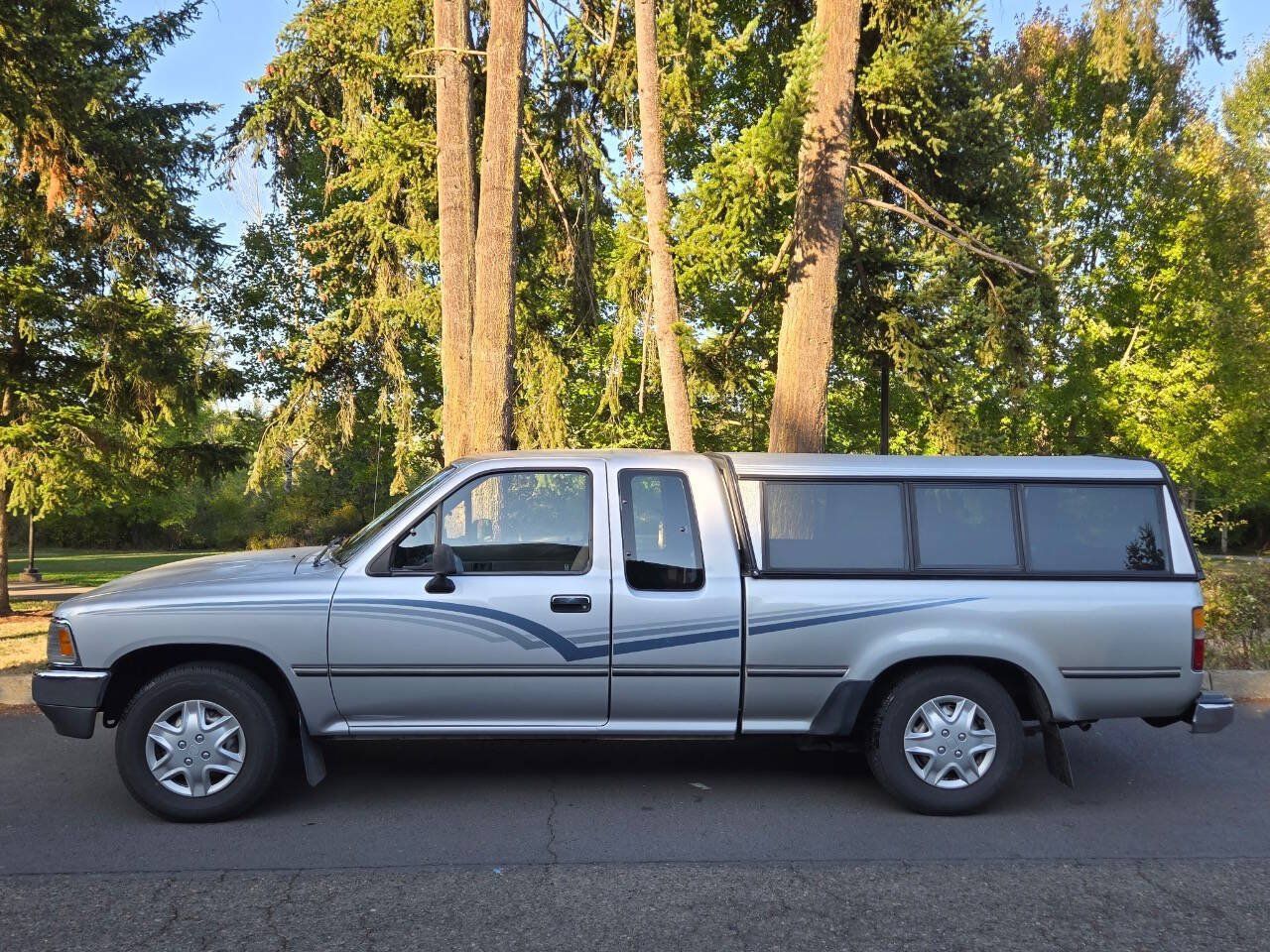 Used 1989 Toyota Pickup Deluxe RWD image 2