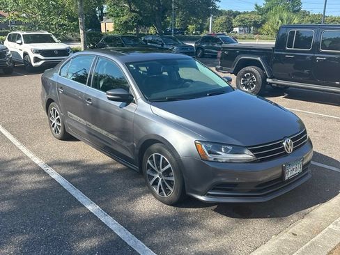 Used 2017 Volkswagen Jetta SE FWD image 2