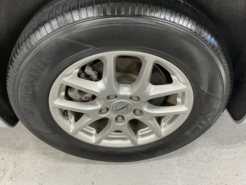 Used 2024 Chrysler Pacifica Touring-L FWD image 5