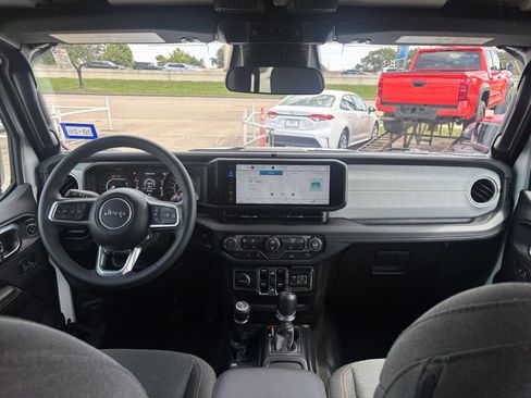 Used 2025 Jeep Wrangler Unlimited Sahara AWD/4WD image 33