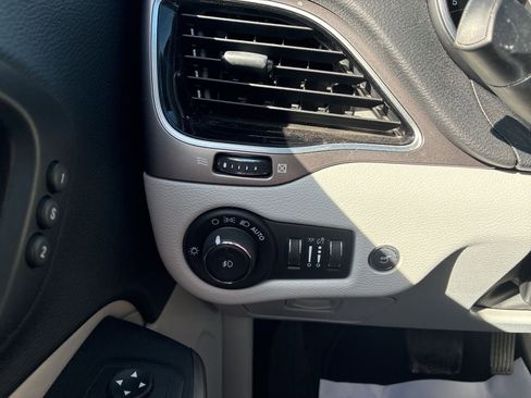 Used 2021 Jeep Cherokee Limited image 28