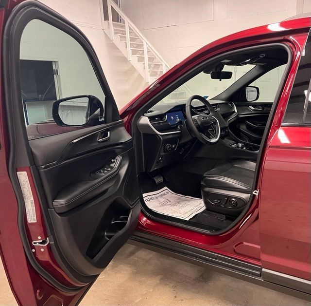 Used 2025 Jeep Grand Cherokee L Altitude RWD image 22
