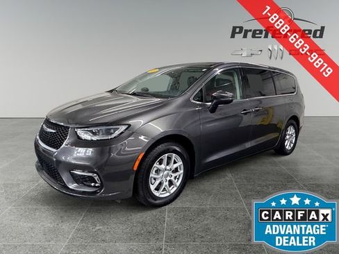 Used 2023 Chrysler Pacifica Touring-L image 11