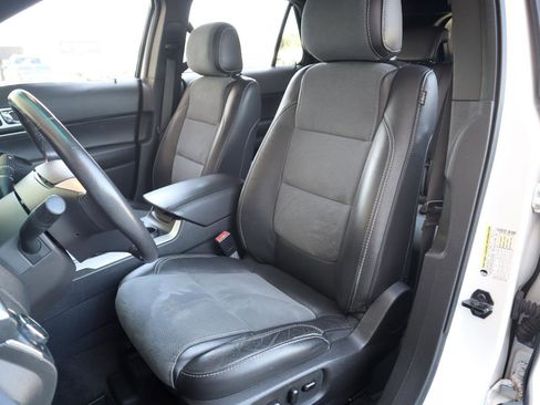 Used 2015 Ford Explorer XLT w/ Equipment Group 202B FWD image 14