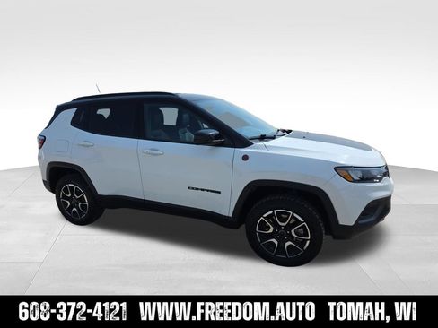 Used 2025 Jeep Compass Trailhawk AWD/4WD image 10