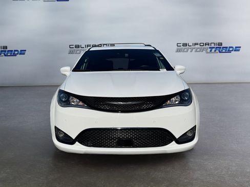 Used 2020 Chrysler Pacifica Touring-L image 2