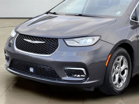 Used 2022 Chrysler Pacifica Limited image 41