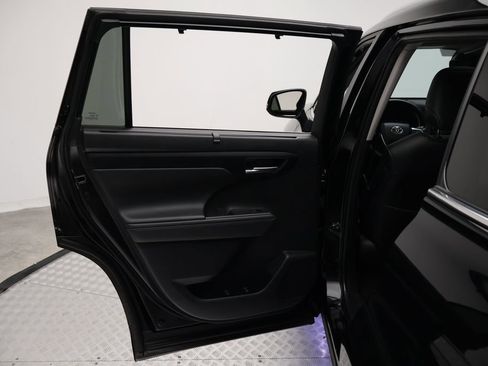 Used 2024 Toyota Highlander XLE FWD image 21