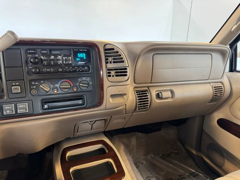 Used 2000 Cadillac Escalade Luxury image 18