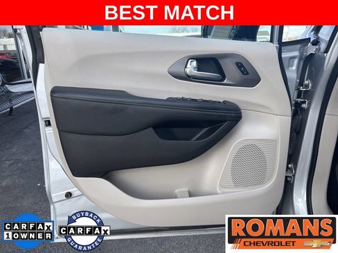 Used 2024 Chrysler Pacifica Touring-L FWD image 11