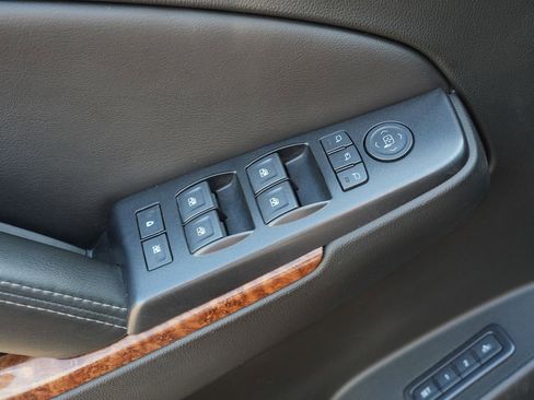 Used 2018 Chevrolet Suburban Premier AWD/4WD image 17