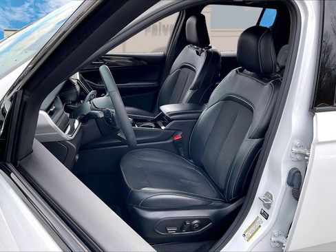 Certified 2023 Jeep Grand Cherokee Altitude image 22