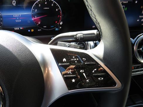 Used 2025 Mercedes-Benz GLB 250 GLB 250 4MATIC image 12