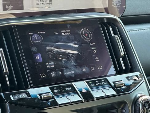 Used 2024 Lexus LX 600 4WD w/ Luxury Package image 18