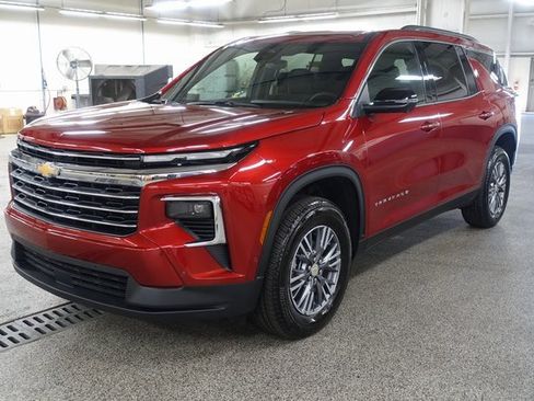 Used 2025 Chevrolet Traverse LT w/ Enhanced Driving Package image 3