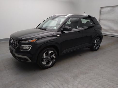 Used 2024 Hyundai Venue SEL image 2