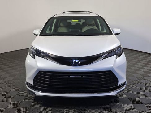 Used 2024 Toyota Sienna XLE AWD/4WD image 2