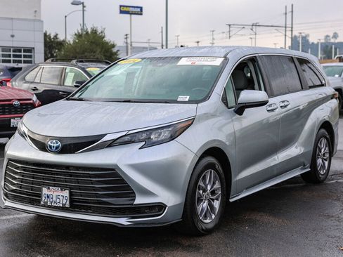 Certified 2024 Toyota Sienna LE image 17