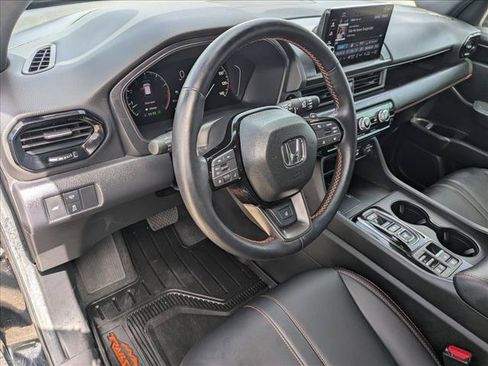 Used 2025 Honda Pilot TrailSport image 10