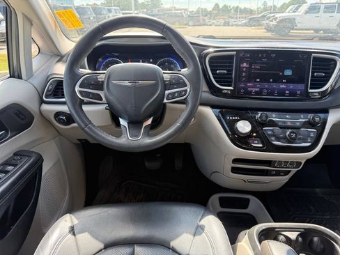 Used 2022 Chrysler Pacifica Touring-L FWD image 8