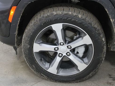 Used 2023 Jeep Grand Cherokee Limited image 37