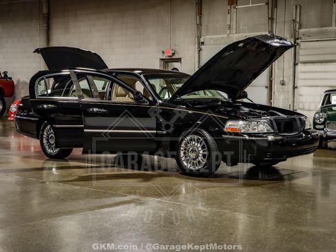 Used 2010 Lincoln Town Car Signature Limited image 60