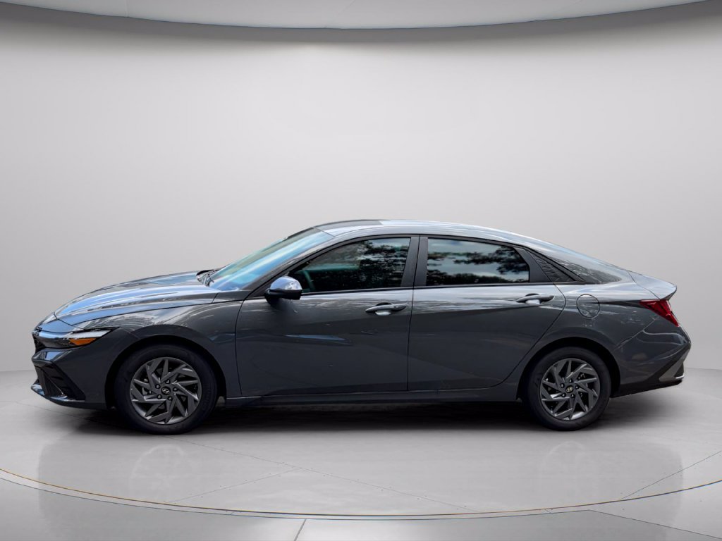 Used 2026 Hyundai Elantra Hybrid FWD image 3
