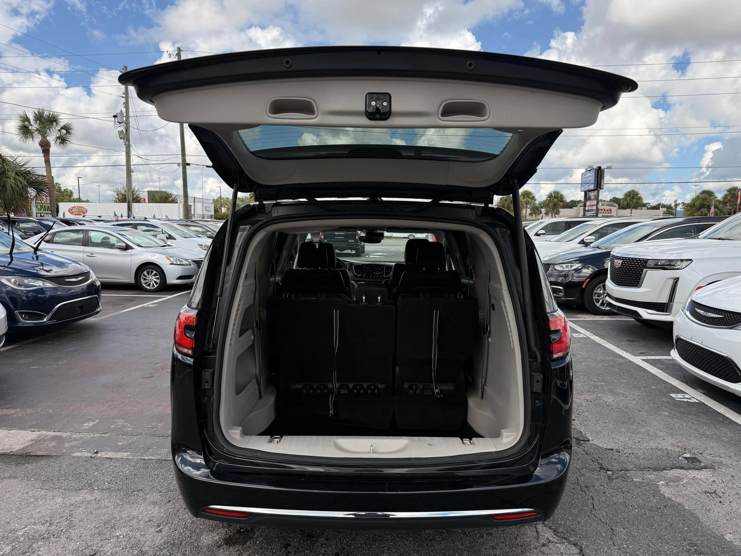 Used 2022 Chrysler Pacifica Touring-L FWD image 5