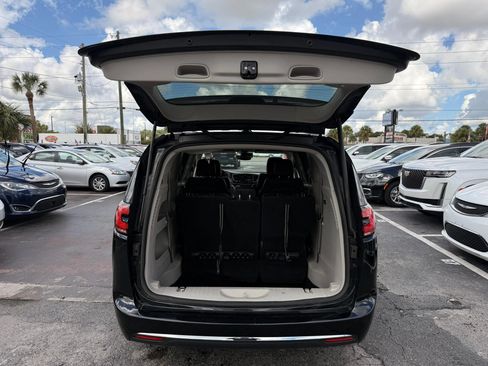 Used 2022 Chrysler Pacifica Touring-L FWD image 5