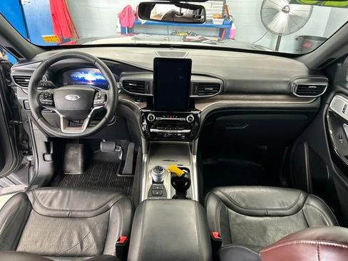 Used 2023 Ford Explorer Platinum w/ Technology Package AWD/4WD image 13