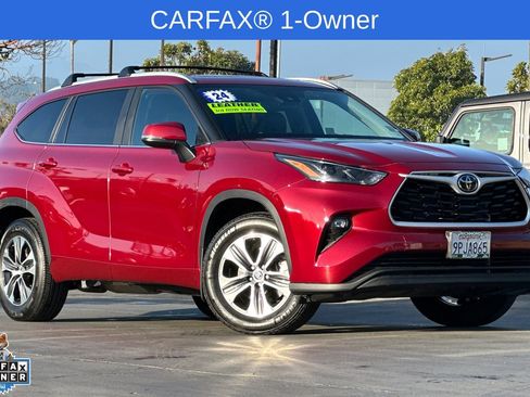Used 2024 Toyota Highlander XLE image 2