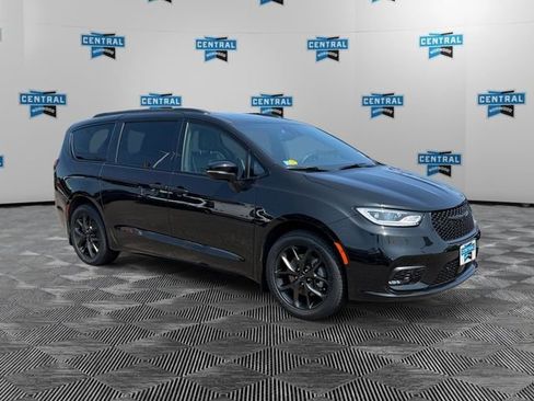 Used 2023 Chrysler Pacifica Limited w/ S Appearance Package AWD/4WD image 7