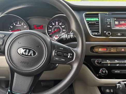 Used 2016 Kia Sedona LX w/ LX Convenience Package image 11