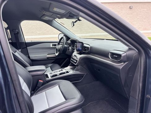 Used 2023 Ford Explorer XLT w/ Equipment Group 202A AWD/4WD image 9