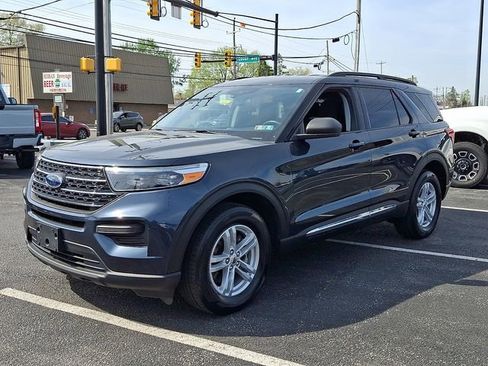 Used 2024 Ford Explorer XLT AWD/4WD image 3